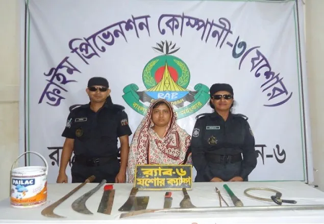 বেনাপোল থেকে অস্ত্রসহ ১ নারী আটক