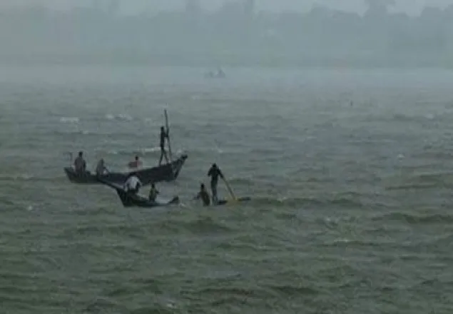 কার্গোর ধাক্কায় ট্রলারডুবি, তিন জেলে নিখোঁজ