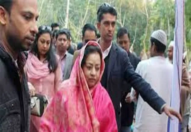 পিরোজপুরে এ্যানি রহমানের গাড়িবহরে 'হামলা'