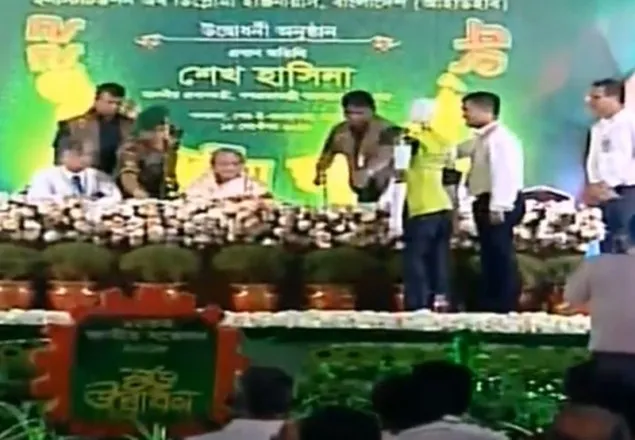 আইডিইবির সম্মেলনে প্রধানমন্ত্রীকে স্বাগত জানাল রোবট