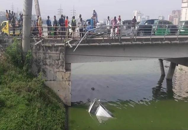 হাতিরঝিলে ব্রিজের রেলিং ভেঙে পানিতে গাড়ি