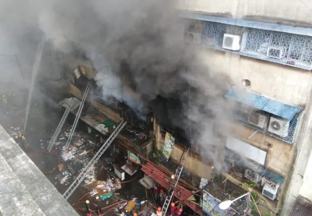 সাত ঘণ্টা পরও জ্বলছে কলকাতার বাগরি মার্কেট