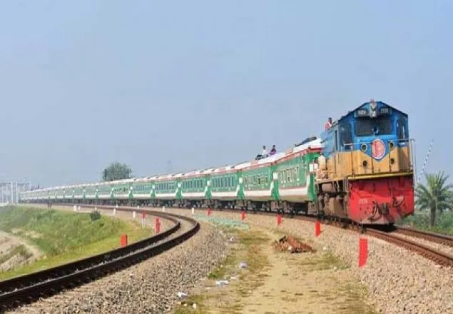 লালপুরে ১২ ড্রাম ডিজেল নিয়ে ট্রেন থেকে নামতেই ধরা