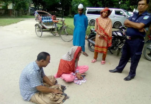অপহৃত বিসিএস ক্যাডার মেয়েকে উদ্ধারের দাবিতে পিতা-মাতার থানায় অবস্থান