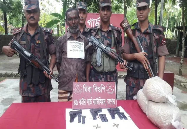 বেনাপোলে পিস্তল ও গুলিসহ অস্ত্র ব্যবসায়ী আটক
