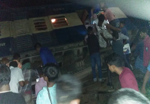 বগি লাইনচ্যুত, ঢাকা-ময়মনসিংহ রুটে ট্রেন চলাচল বন্ধ
