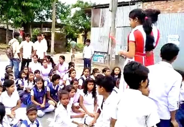 পশ্চিমবঙ্গে বাংলা শিক্ষকের দাবিতে বিক্ষোভ, গুলিতে নিহত ২