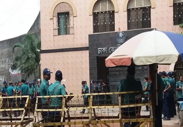 পুরানো কেন্দ্রীয় কারাগার ঘিরে কড়া নিরাপত্তা