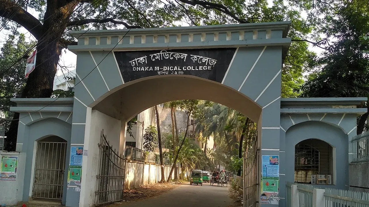 ফ্লেক্সিলোড ব্যবসায়ীকে কুপিয়ে ২ লাখ টাকা ছিনতাই