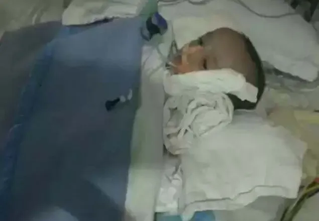 টাকা দিতে না পারায় শিশুকে আটকিয়ে রেখেছে এ্যাপোলো হাসপাতাল (ভিডিও)