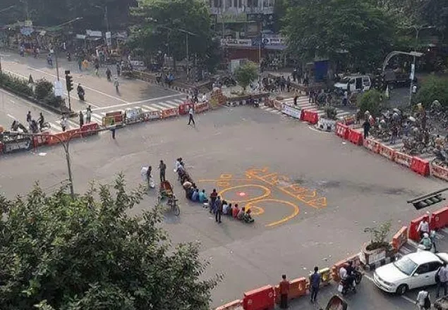 কোটা পুনর্বহালের দাবিতে শাহবাগ অবরোধ, ভোগান্তিতে যাত্রীরা 