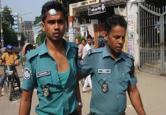  চবিতে ছাত্রলীগের দু'পক্ষে ধাওয়া-পাল্টা ধাওয়া, আহত পুলিশ