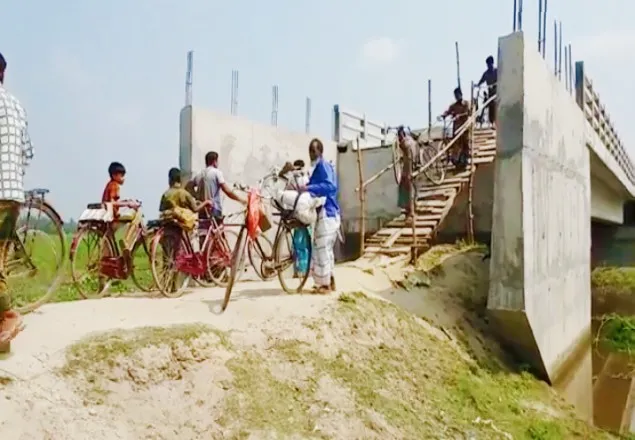 বাঁশের সিঁড়ি দিয়ে উঠতে হয় সেতুতে, দুর্ভোগে মানুষ