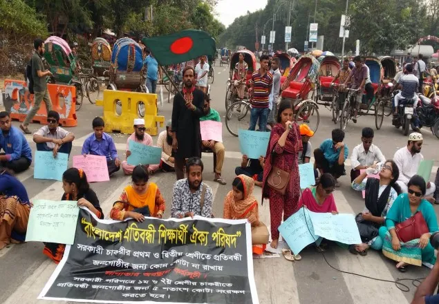 ৫% কোটার দাবিতে শাহবাগে প্রতিবন্ধীদের অবস্থান