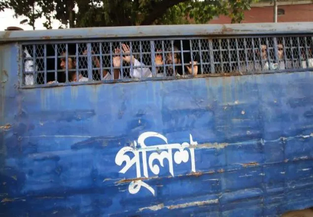 কারাগার থেকে আদালতে আসামিরা