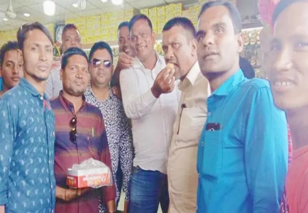 গ্রেনেড হামলার রায়: ঠাকুরগাঁওয়ে যুবলীগের মিষ্টি বিতরণ