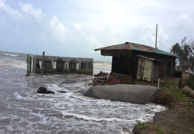 সাগরে তলিয়ে যাচ্ছে শাহপরীর দ্বীপের ঘরবাড়ি
