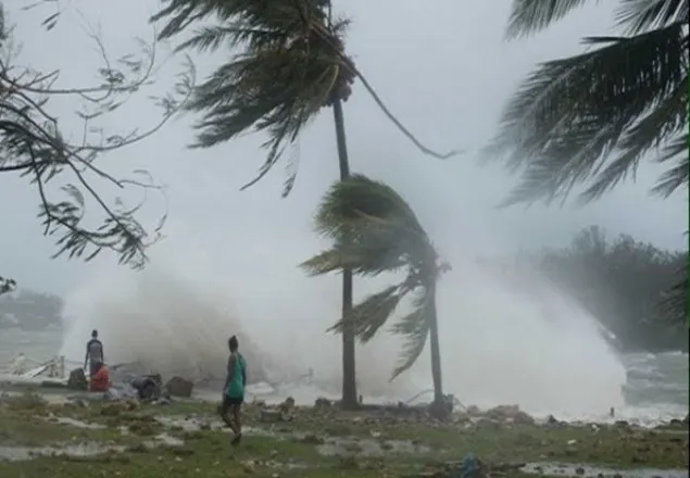 ভারতে তিতলি'র আঘাতে পাহাড় ধসে নিহত ১২