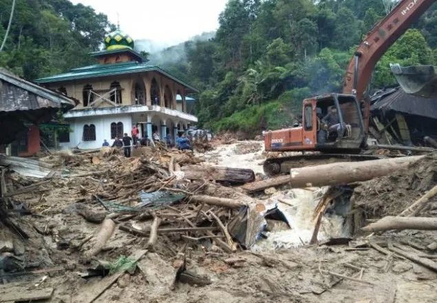 ইন্দোনেশিয়ায় ভূমিধসে ১২ শিক্ষার্থীসহ নিহত ২৭