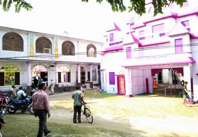 এক উঠানে মসজিদ-মন্দির