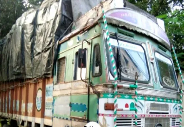 বেনাপোল বন্দরে জুতা ভর্তি ট্রাকের চালান  আটক