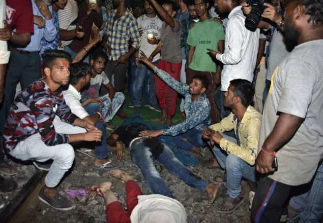 ভারতে ট্রেনে কাটা পড়ে নিহতের সংখ্যা বেড়ে ৬০