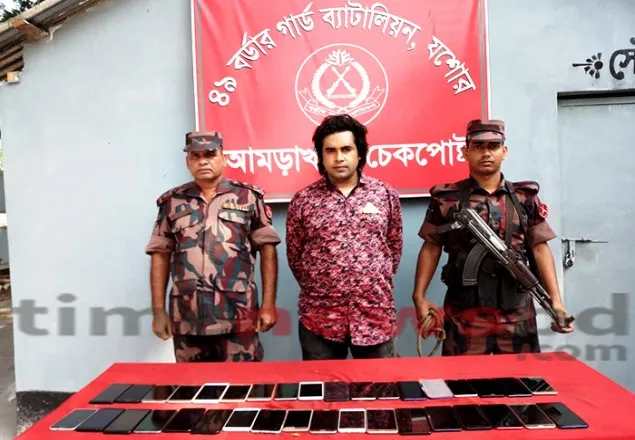বেনাপোলে ৩৬টি মোবাইলসহ আটক ১