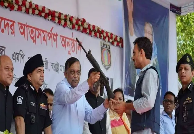 কক্সবাজারে ৪৩ জলদস্যুর আত্মসমর্পণ