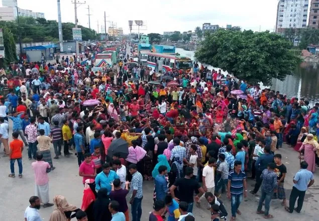 আদমজীতে পোশাক শ্রমিকদের সড়ক অবরোধ, গাড়িতে আগুন