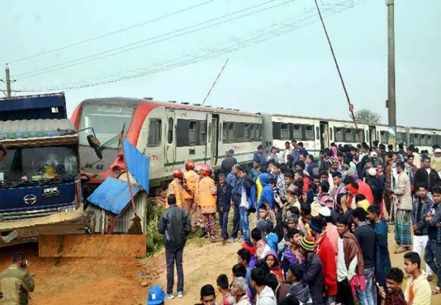 অভয়নগরে ট্রাককে ট্রেনের ধাক্কা, খুলনার সঙ্গে রেল যোগাযোগ বন্ধ