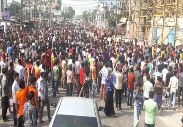 রূপগঞ্জে মহাসড়ক অবরোধ করে পোশাক শ্রমিকদের বিক্ষোভ 