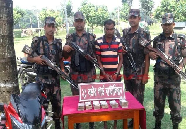 বেনাপোলে  ১২ লক্ষ টাকাসহ হুন্ডি ব্যবসায়ী আটক