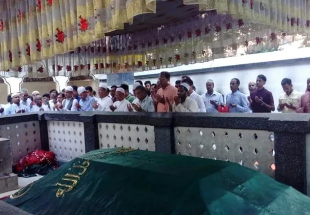 মাজার জিয়ারত করলেন জাতীয় ঐক্যফ্রন্টেন নেতারা