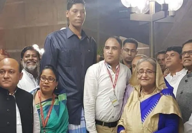 বিশ্বের সবচেয়ে লম্বা মানুষের দায়িত্ব নিলেন প্রধানমন্ত্রী