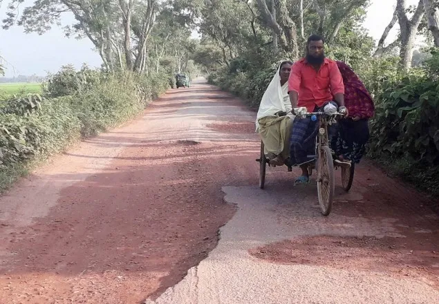 প্রায় ১০ কিলোমিটার জুড়ে এই বেহাল দশা!