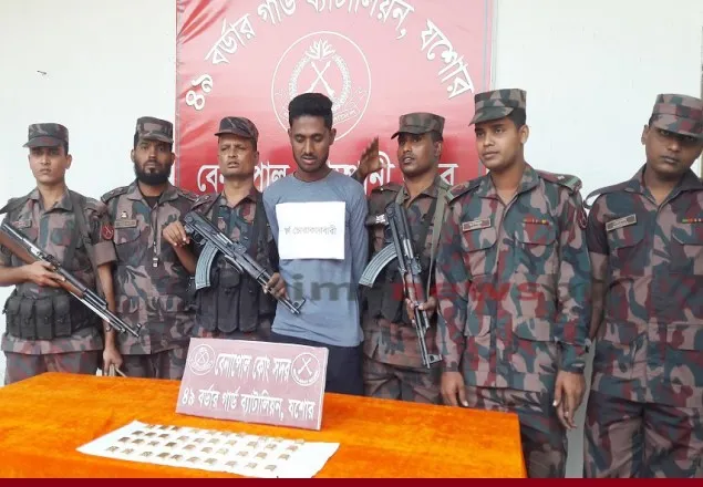 পাচারকালে বেনাপোল সীমান্ত থেকে ৫ কেজি স্বর্ণসহ যুবক আটক 