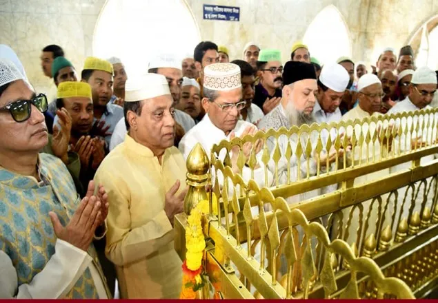 চট্টগ্রামে মাজার জিয়ারত করলেন ঐক্যফ্রন্টের নেতারা 