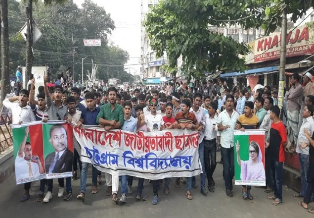 নির্দলীয় নিরপেক্ষ সরকারের অধীনে নির্বাচনের দাবীতে চবি ছাত্রদলের বিক্ষোভ