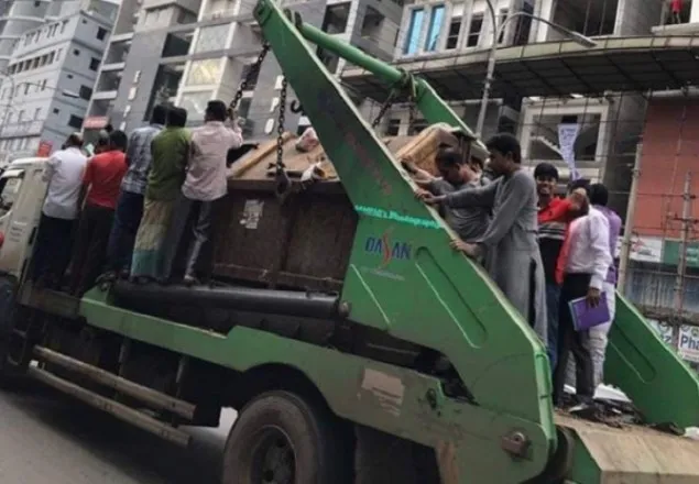 বাস না পেয়ে ময়লার গাড়িতে করে গন্তব্যে