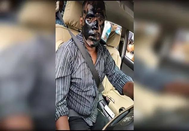 রাজধানীতে গাড়ি থামিয়ে আলকাতরা দিচ্ছে শ্রমিকরা