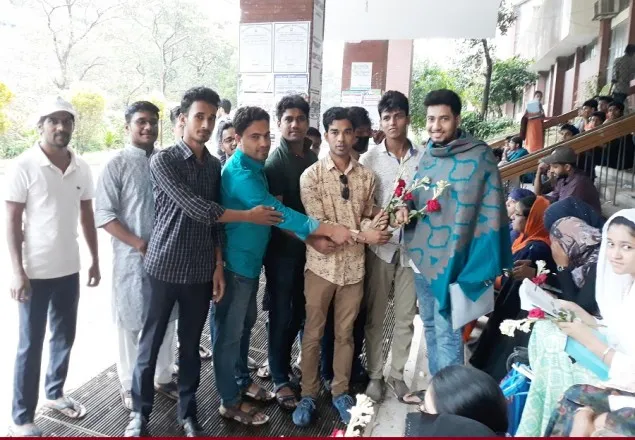 শিক্ষার্থীদের ফুল দিয়ে বরণ করে নিল চবি ছাত্রদল 