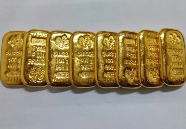 শাহজালালে সোনার বারসহ তিন যাত্রী আটক