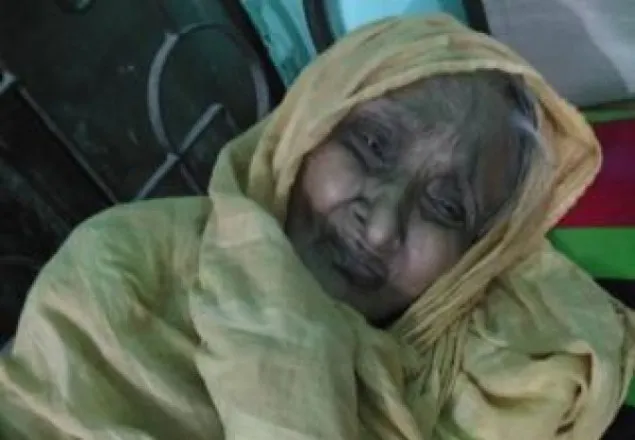 ৯০ বছরের বৃদ্ধাকে রাস্তায় ফেলে গেলেন সতীনের ছেলেরা