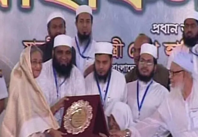 ‘কওমি জননী’ উপাধি পেলেন প্রধানমন্ত্রী