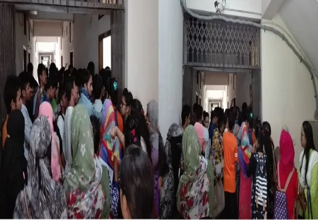 বেরোবিতে চরম ভোগান্তির শিকার শিক্ষার্থীরা