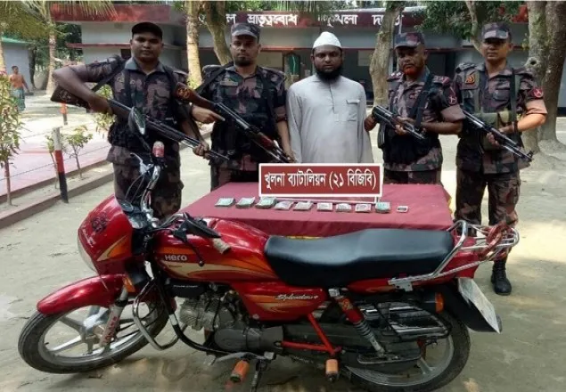 বেনাপোলে ৪ লক্ষ টাকাসহ আটক ১