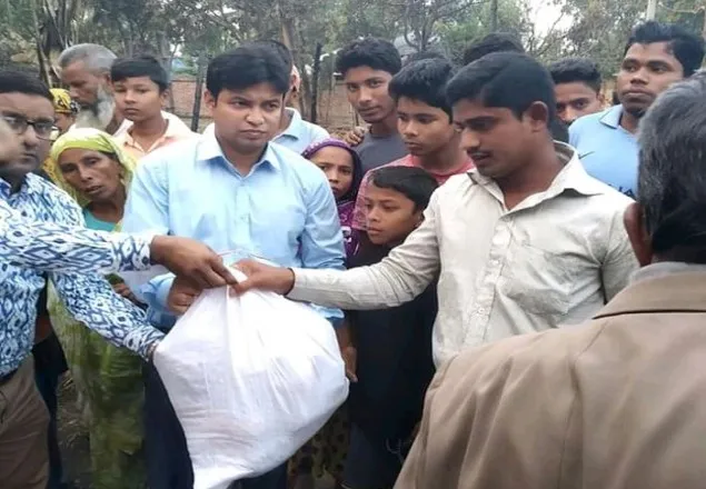 ঠাকুরগাঁওয়ে অগ্নিকাণ্ড ক্ষতিগ্রস্ত পরিবারের মাঝে অনুদান