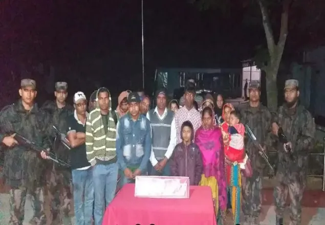 বেনাপোল সীমান্তে ২২ নারী-পুরুষ আটক