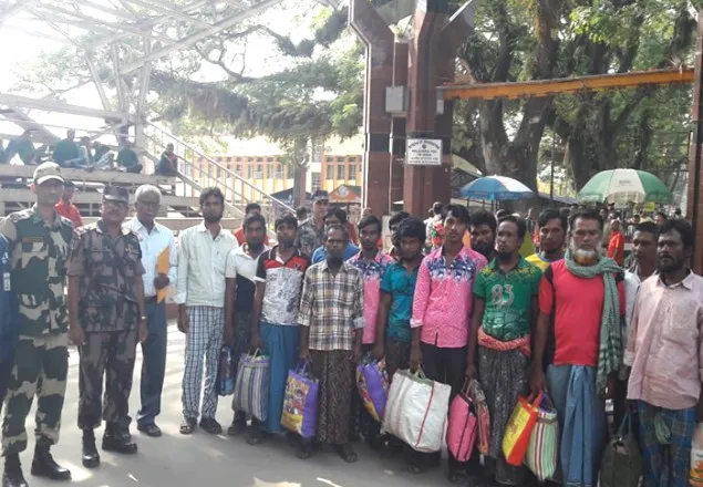 নিখোঁজ হওয়া ১৫ জেলেকে ৫৪ দিন পর হস্তান্তর করেছে বিএসএফ
