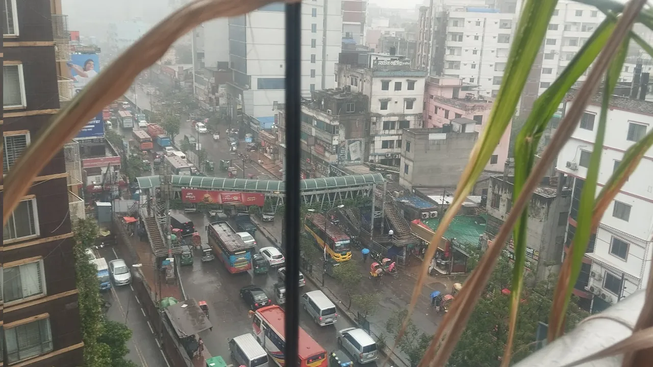 ঝুম বৃষ্টিতে ভিজল রাজধানীবাসী